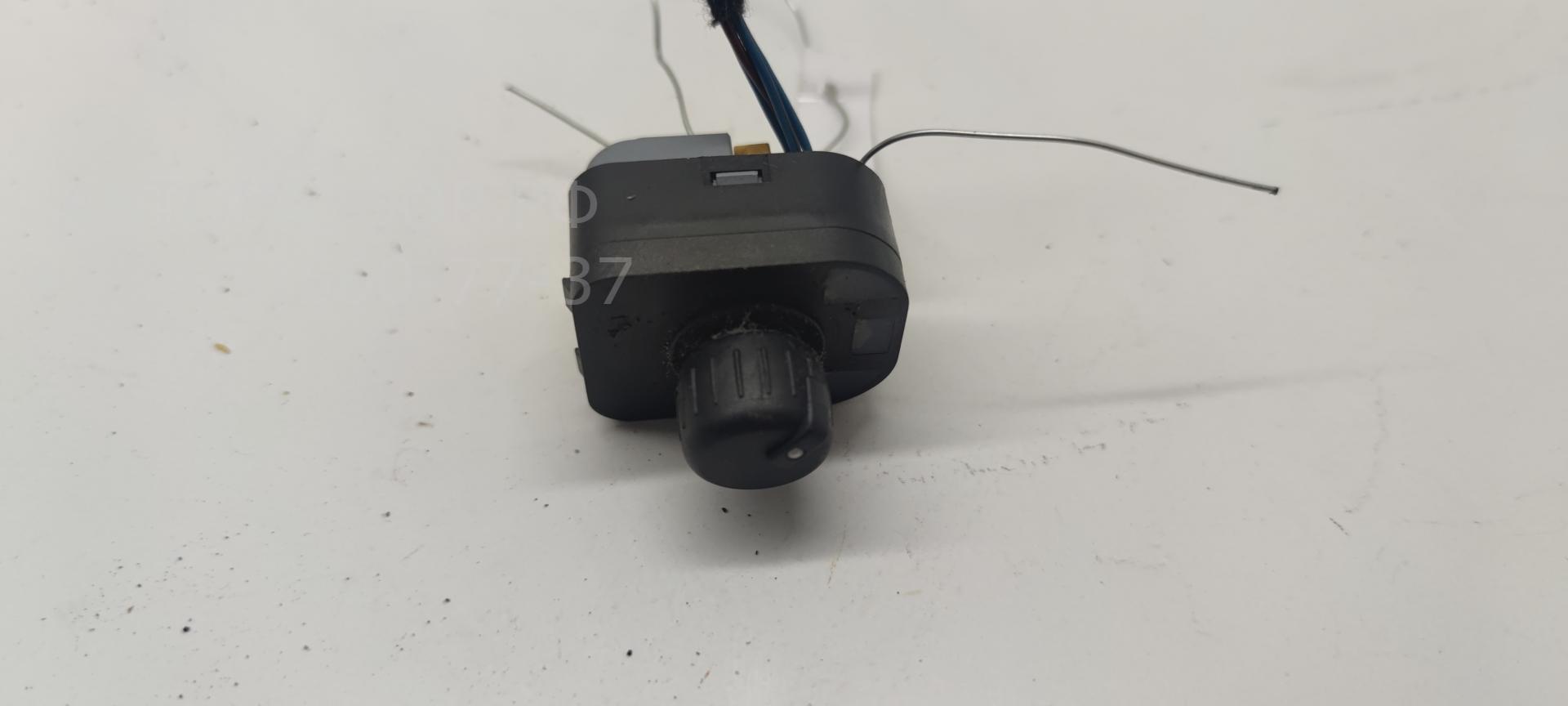 Кнопка регулировки зеркала