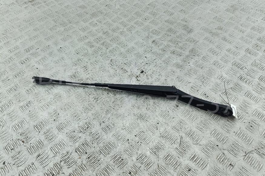 Поводок стеклоочистителя передний правый