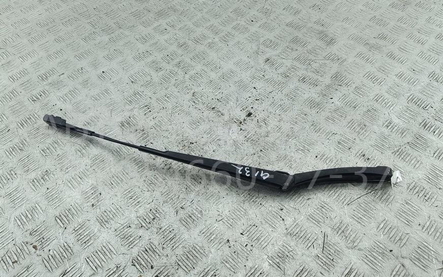 Поводок стеклоочистителя передний правый