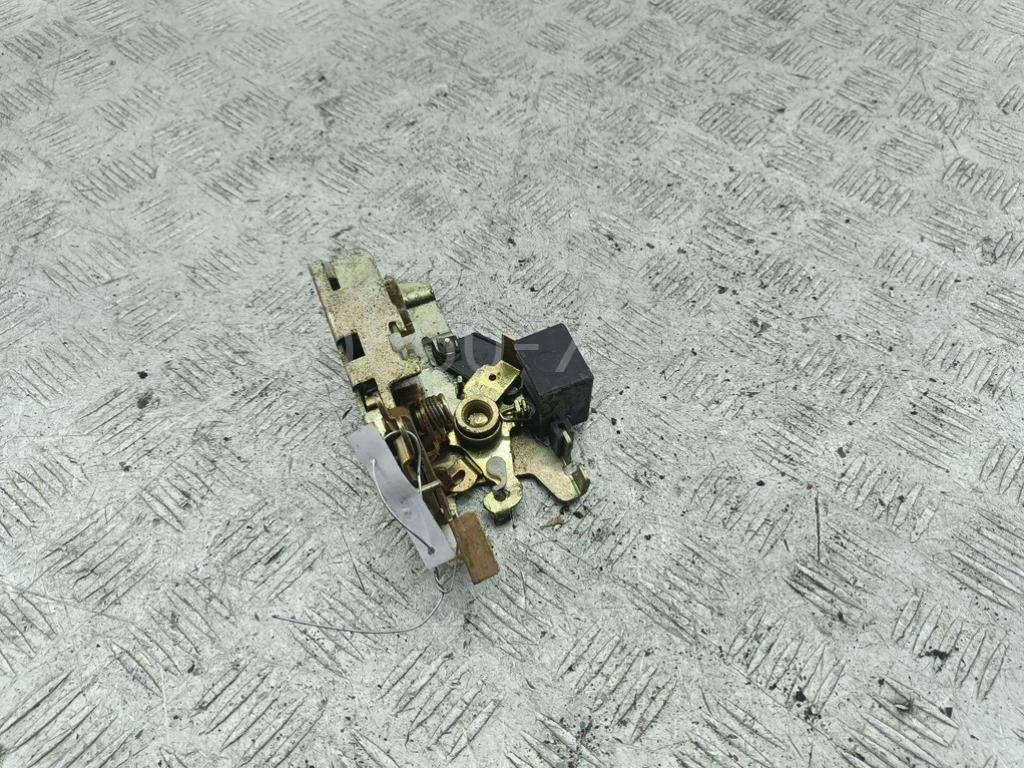 Замок двери передней правой