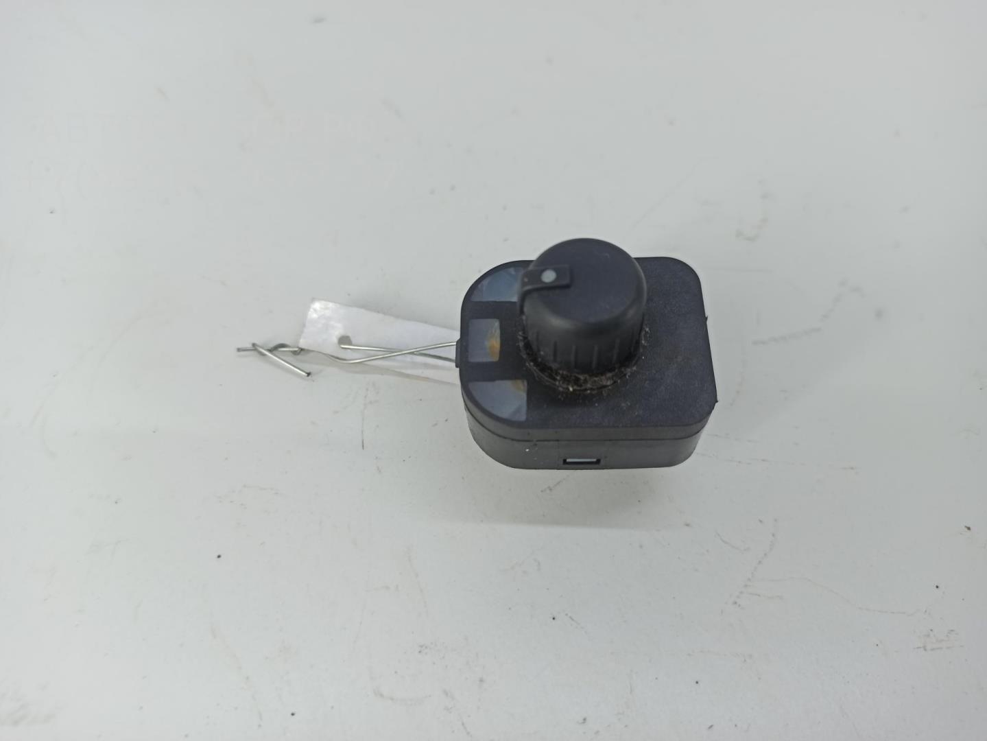 Кнопка регулировки зеркала