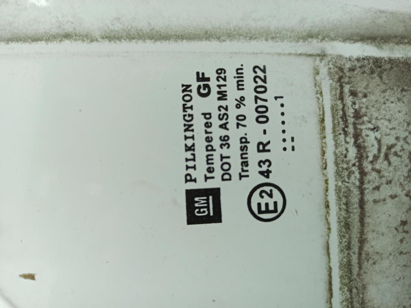 Стекло двери задней левой (форточка)