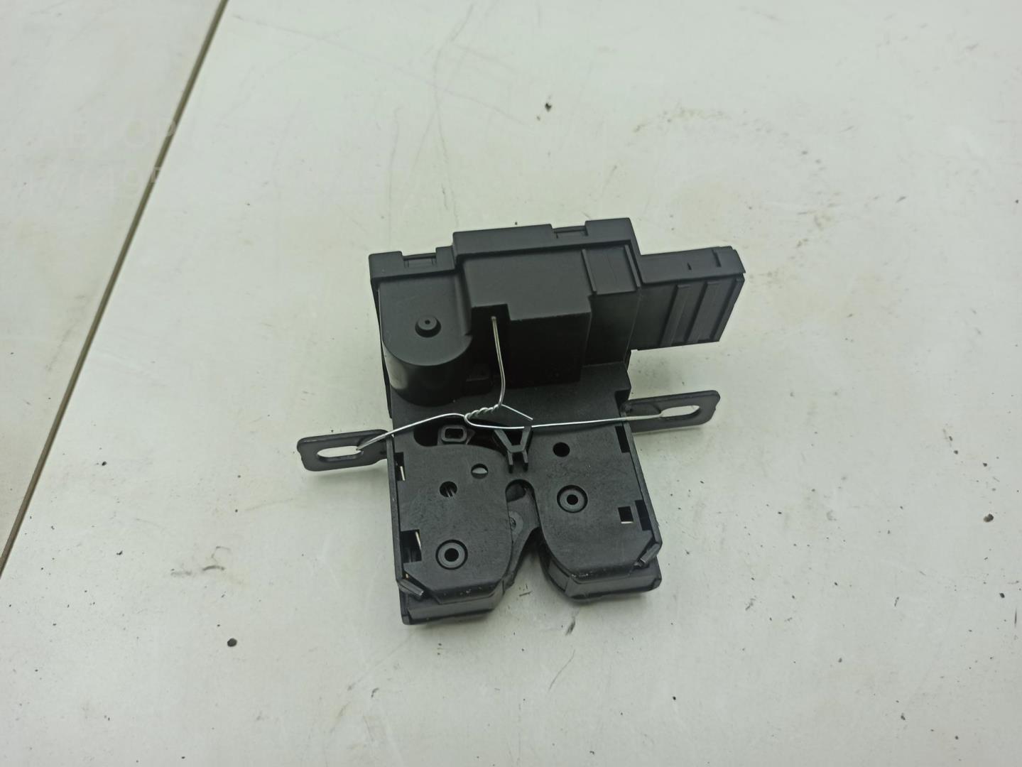 Замок багажника