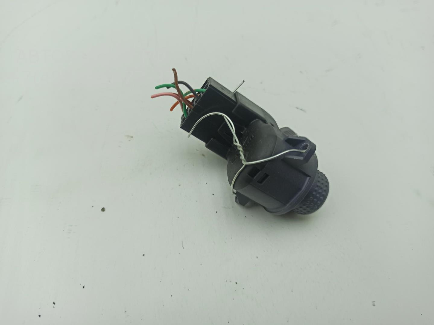 Кнопка регулировки зеркала