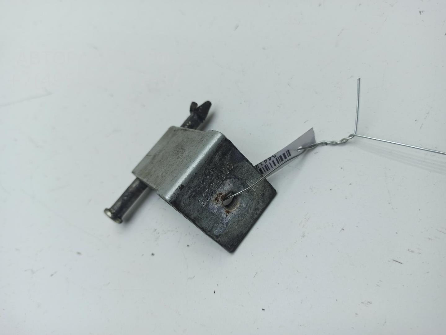 Петля крышки багажника