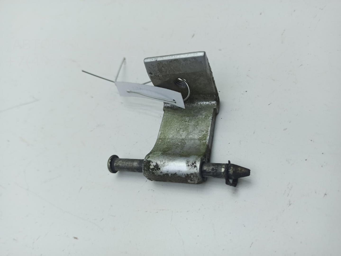 Петля крышки багажника