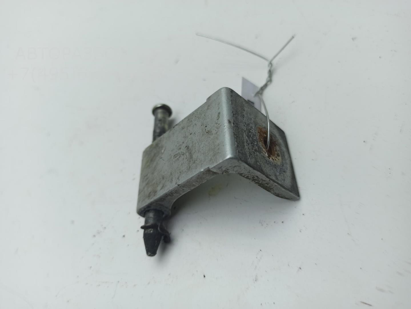 Петля крышки багажника