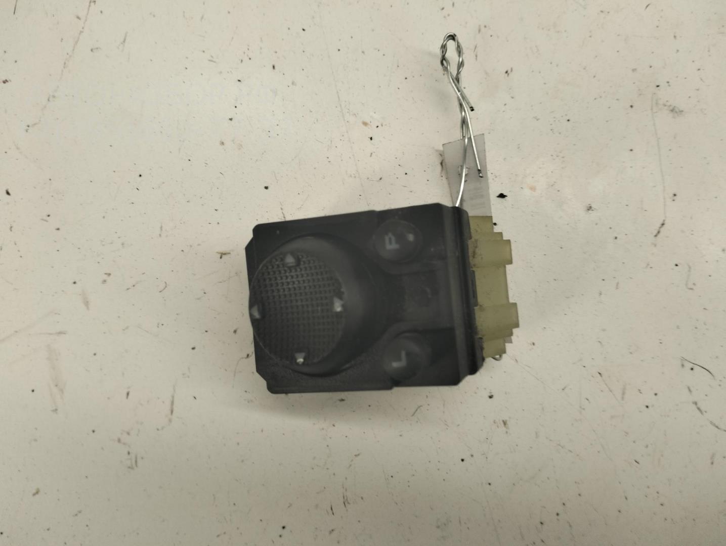 Кнопка регулировки зеркала