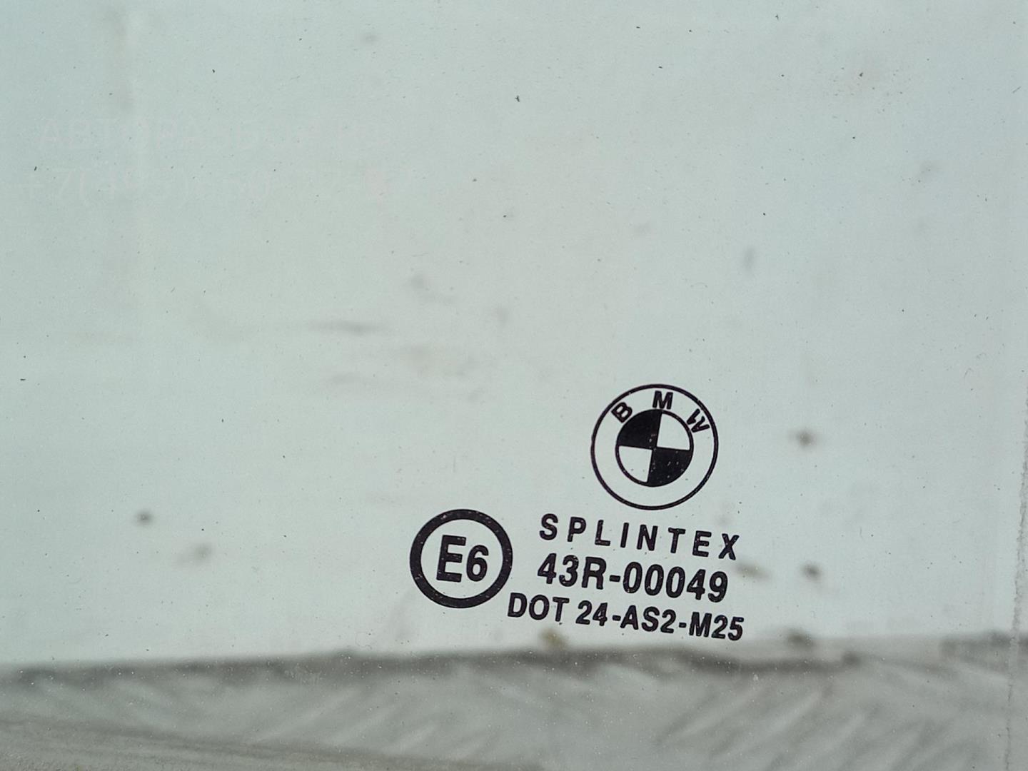 Стекло двери задней правой