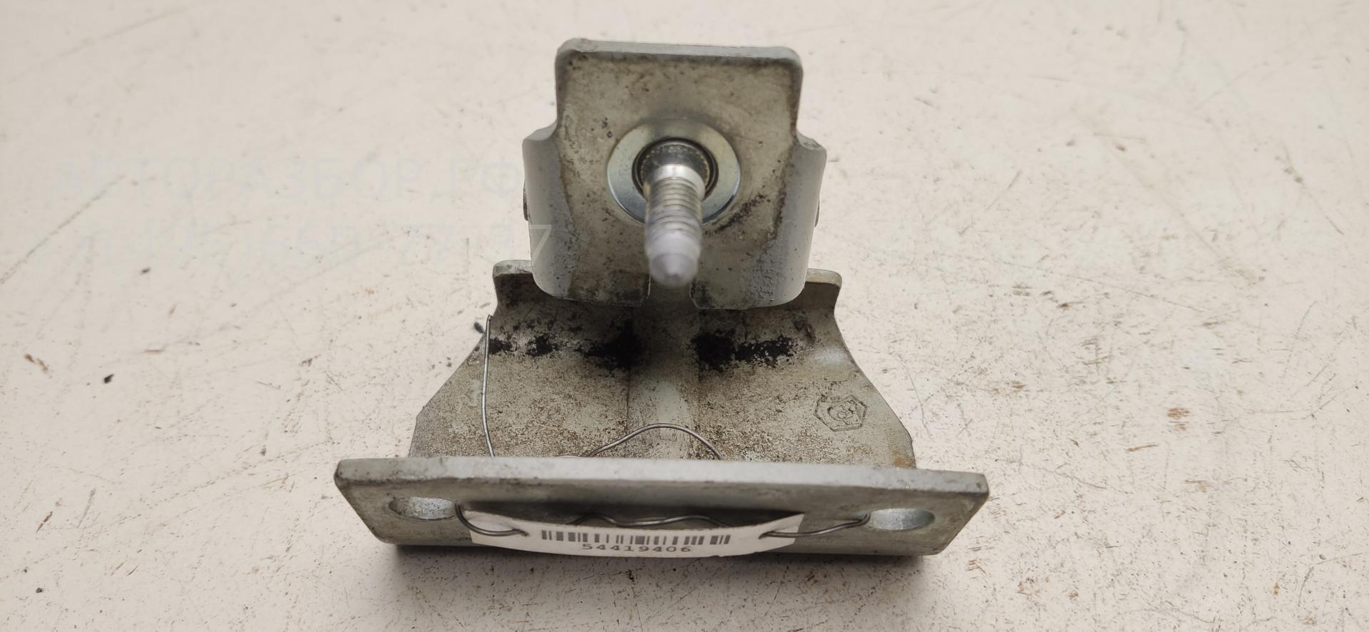 Петля крышки багажника