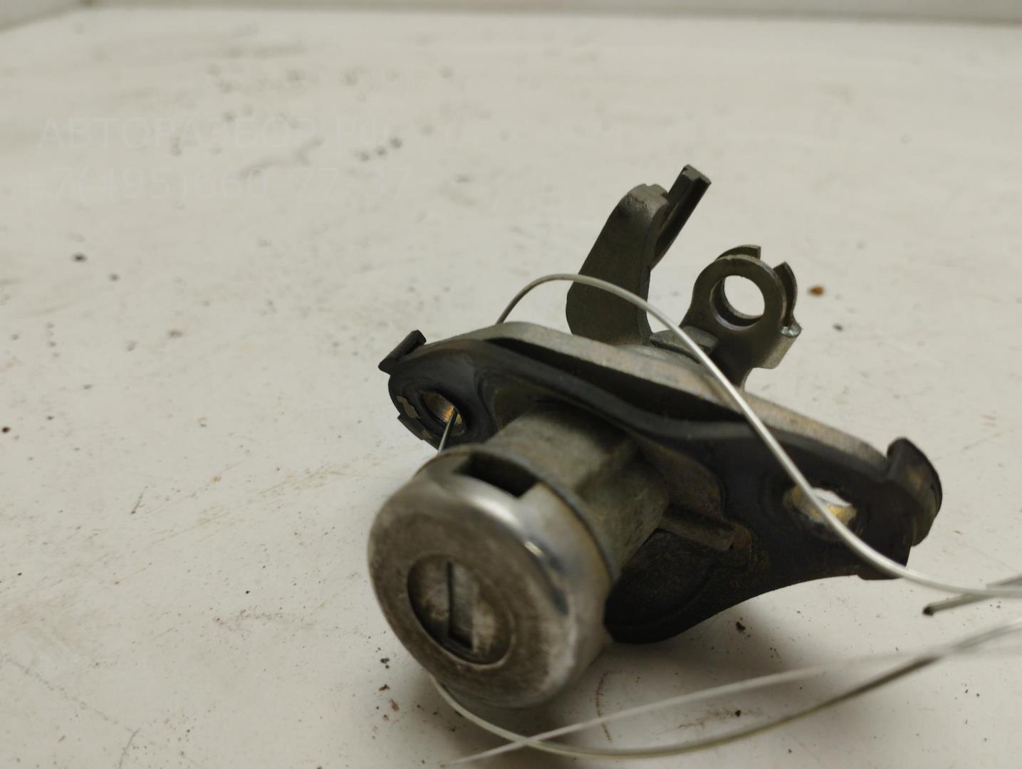 Вставка замка багажника