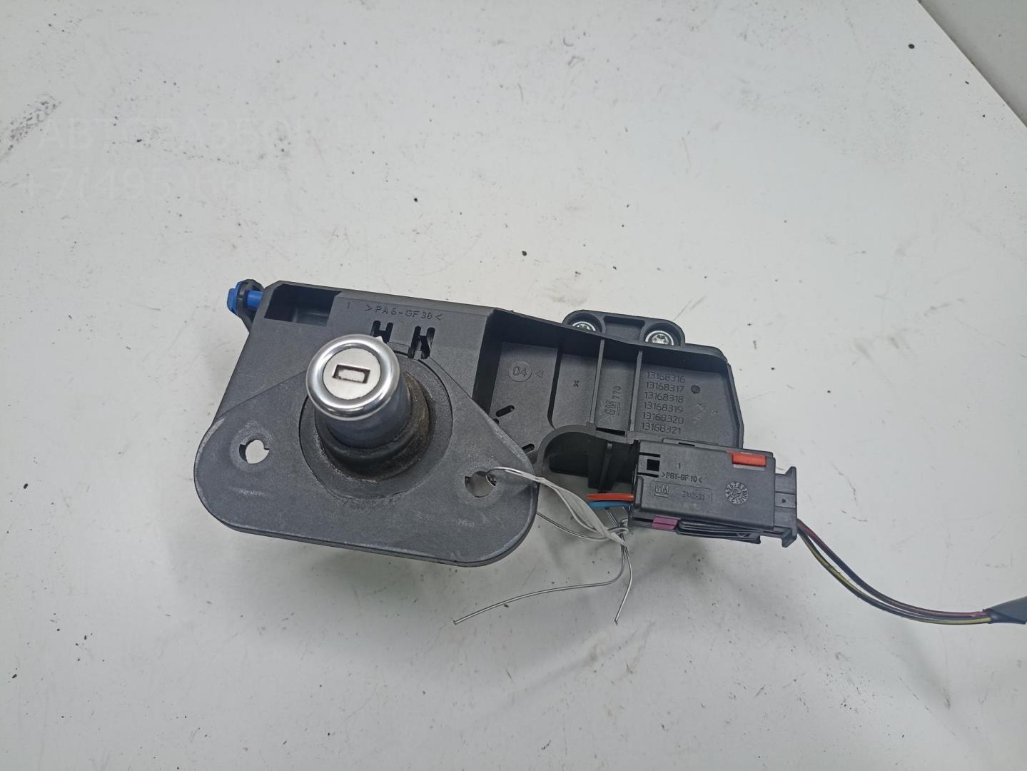 Кнопка открывания багажника