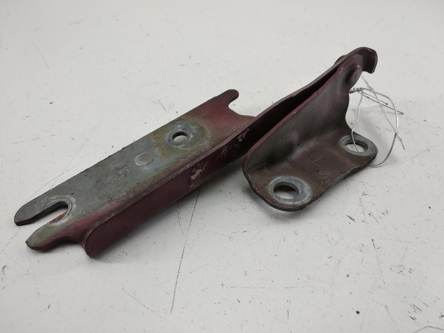 Петля капота левая