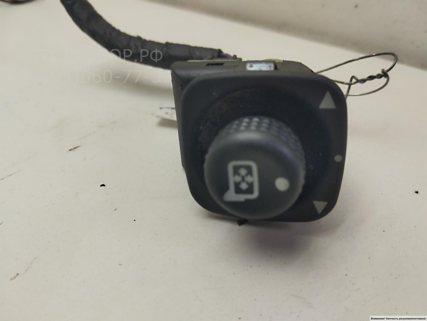 Кнопка регулировки зеркала