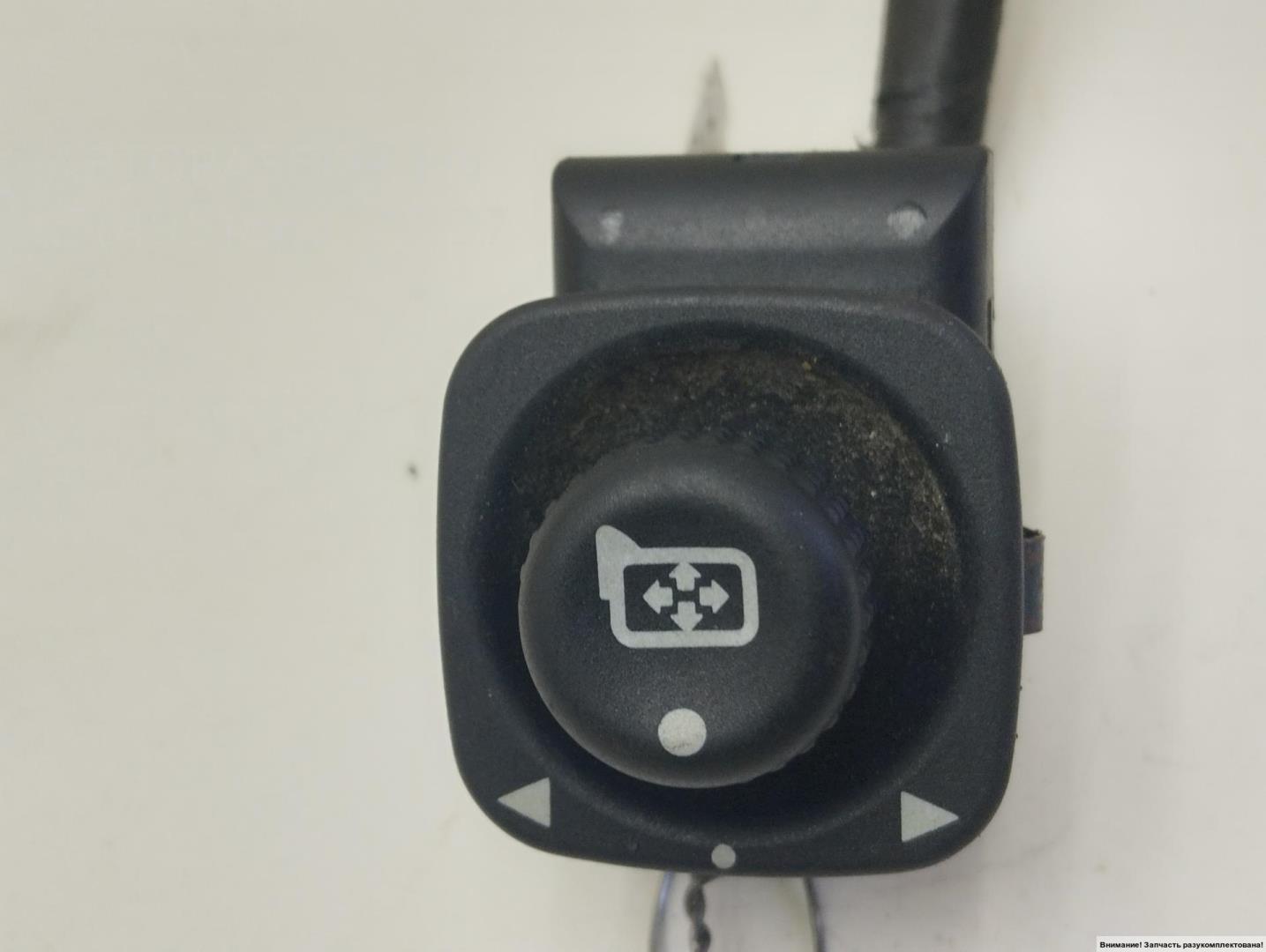 Кнопка регулировки зеркала