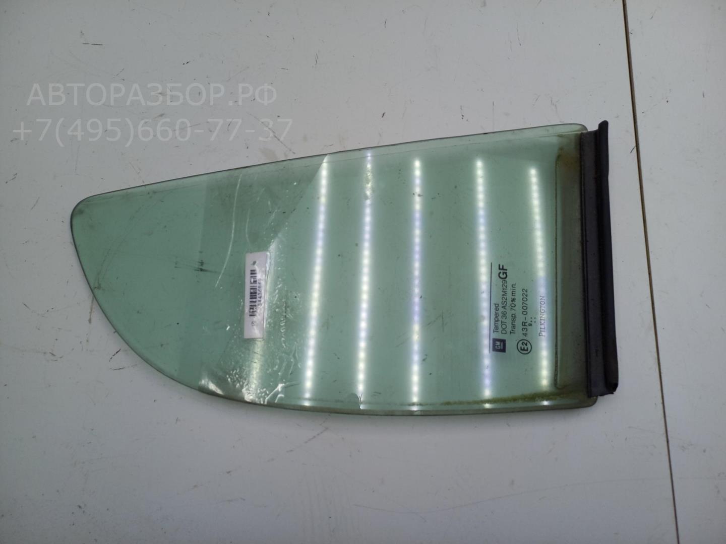 Стекло двери задней правой (форточка)