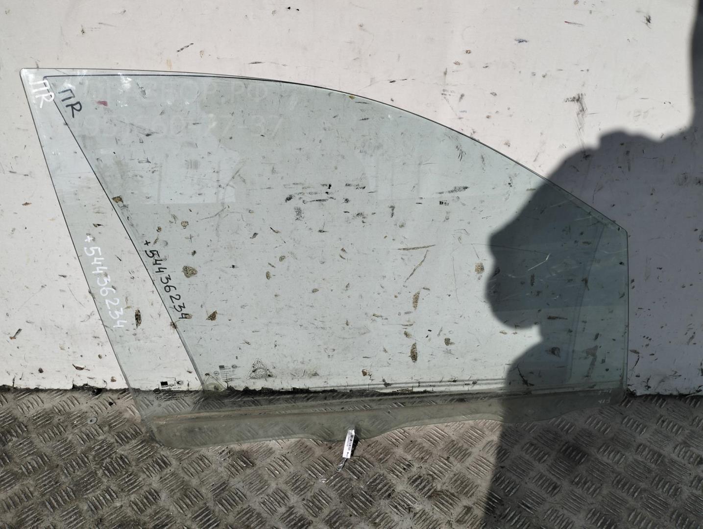 Стекло двери передней правой