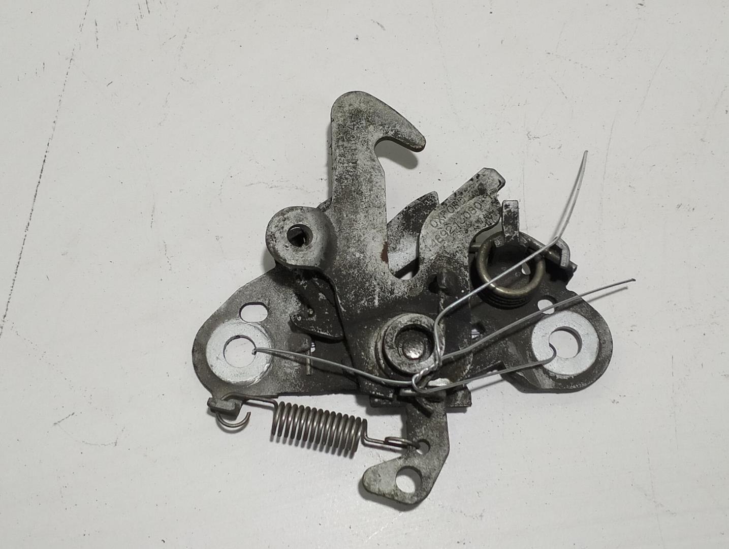 Замок капота