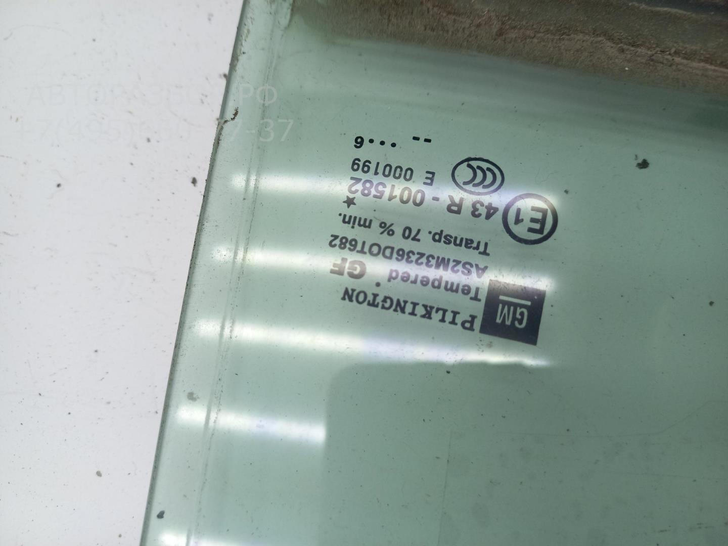 Стекло двери задней правой (форточка)