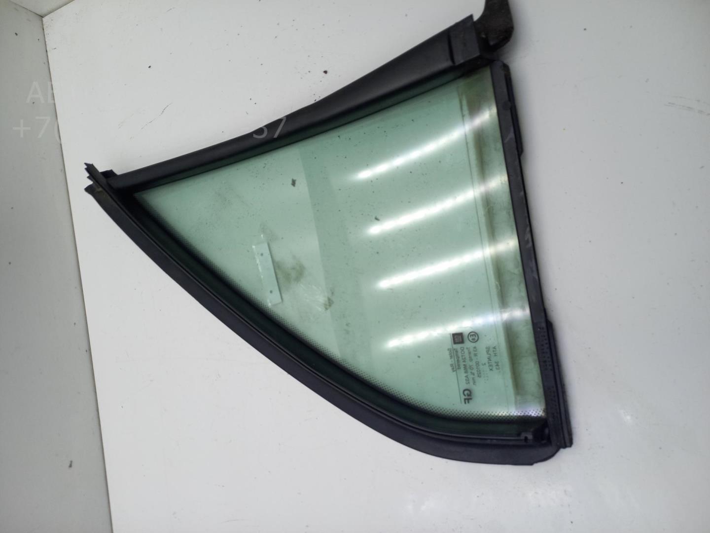 Стекло двери задней левой (форточка)