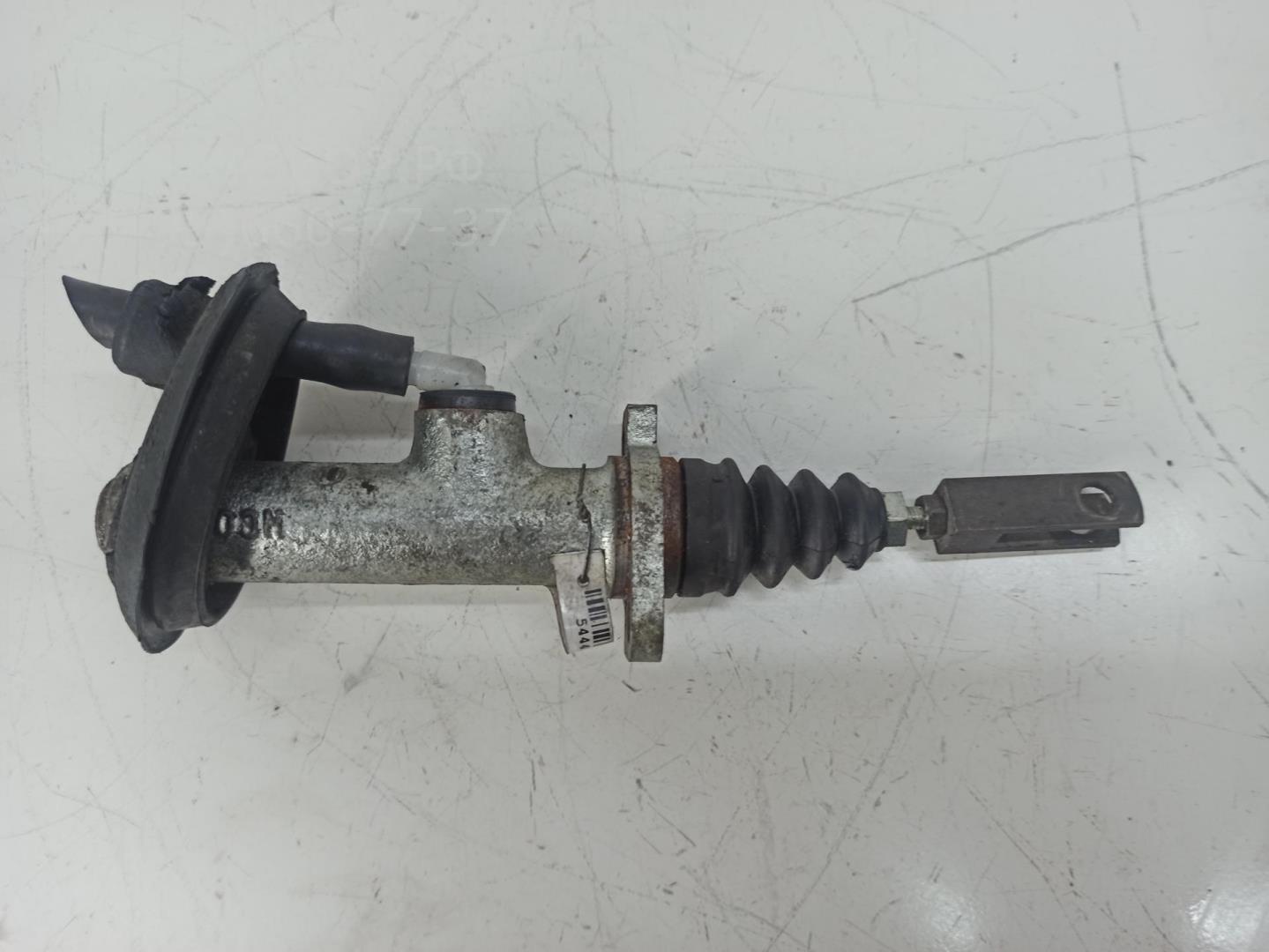 Цилиндр сцепления главный