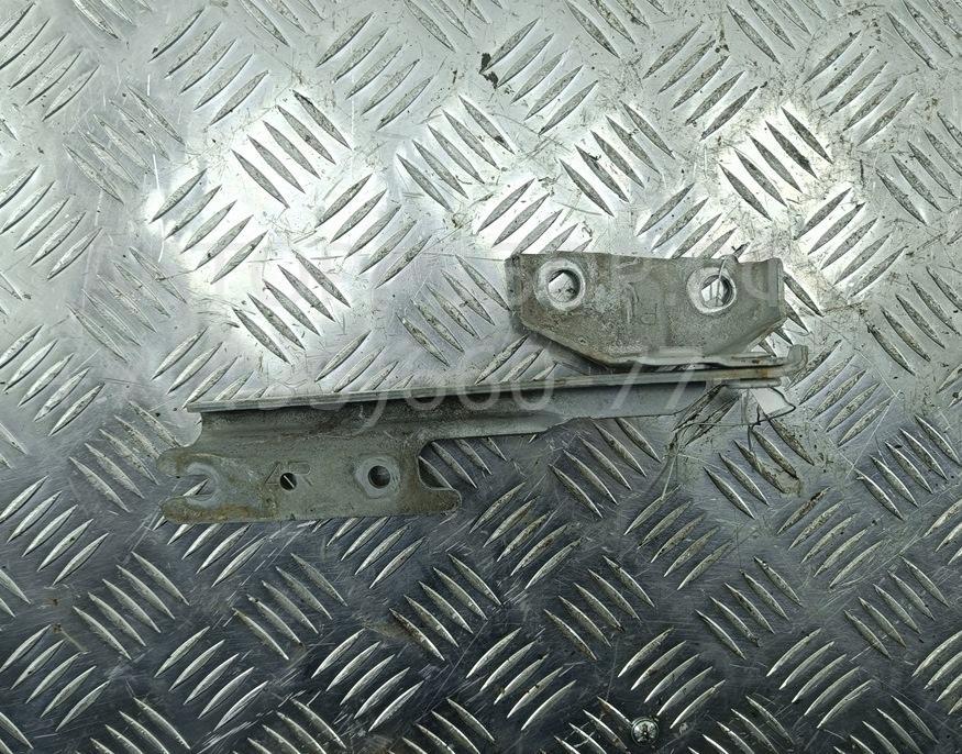 Петля капота правая