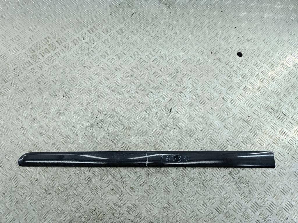 Молдинг двери передней левой