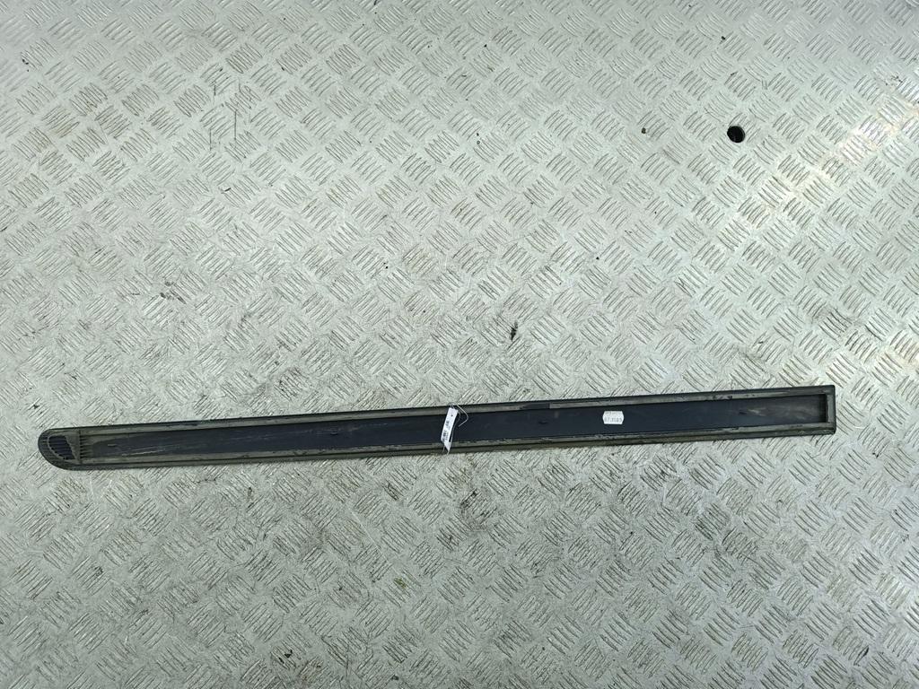 Молдинг двери передней левой