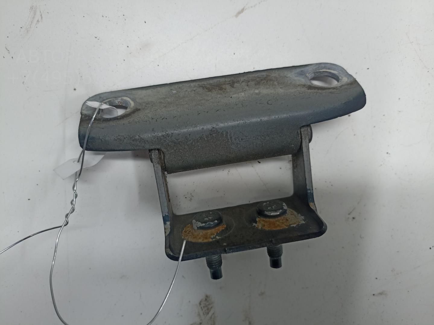 Петля крышки багажника