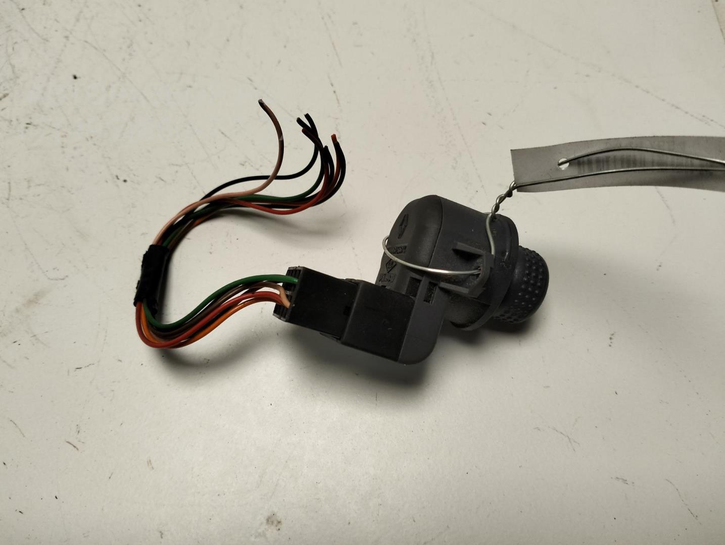 Кнопка регулировки зеркала