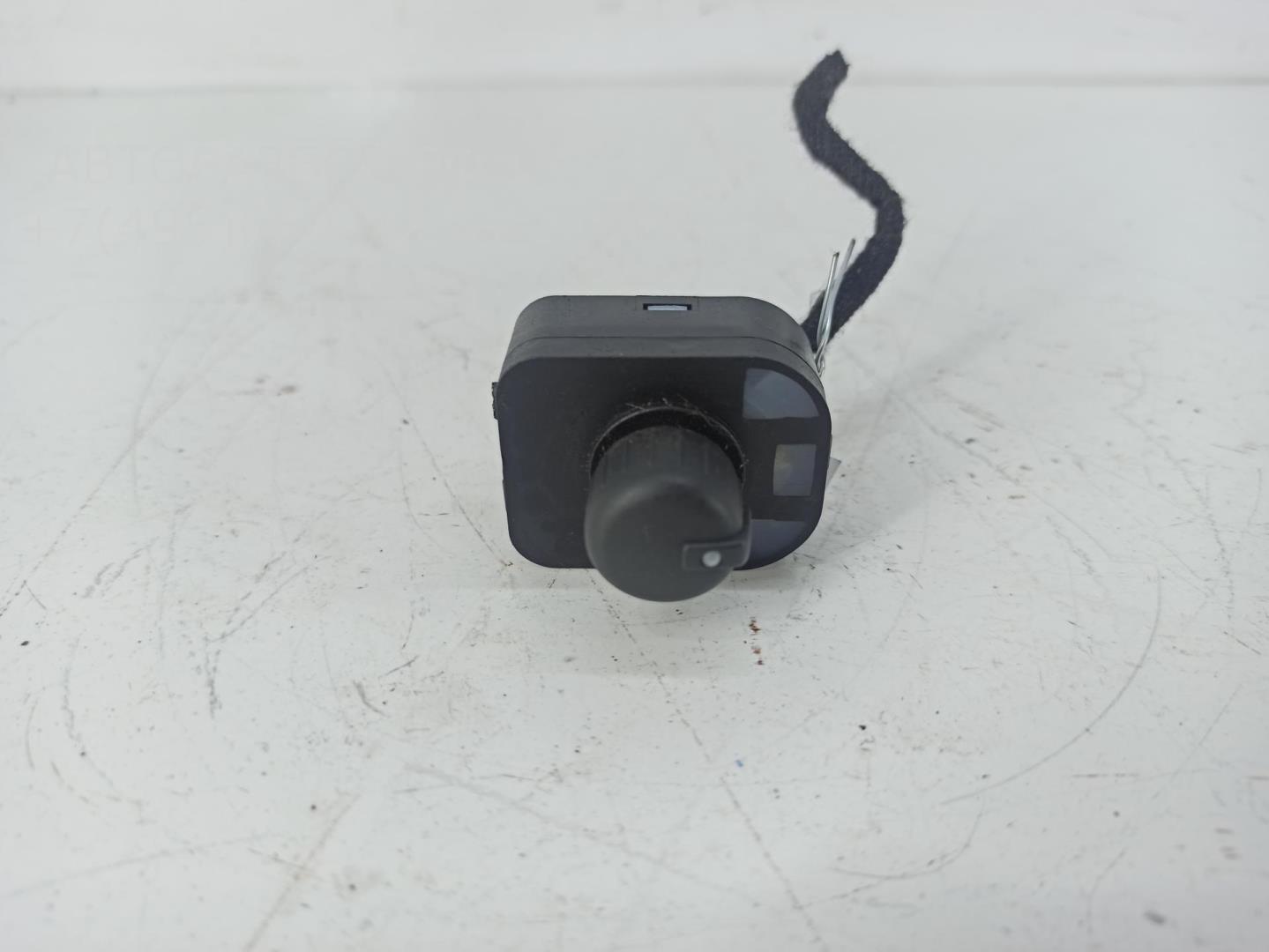 Кнопка регулировки зеркала