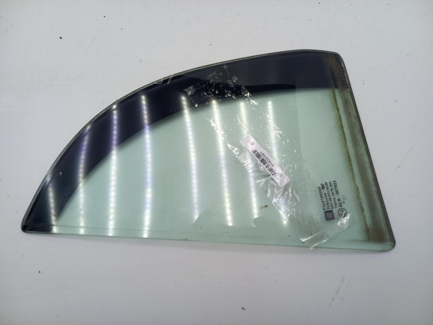 Стекло двери задней левой (форточка)