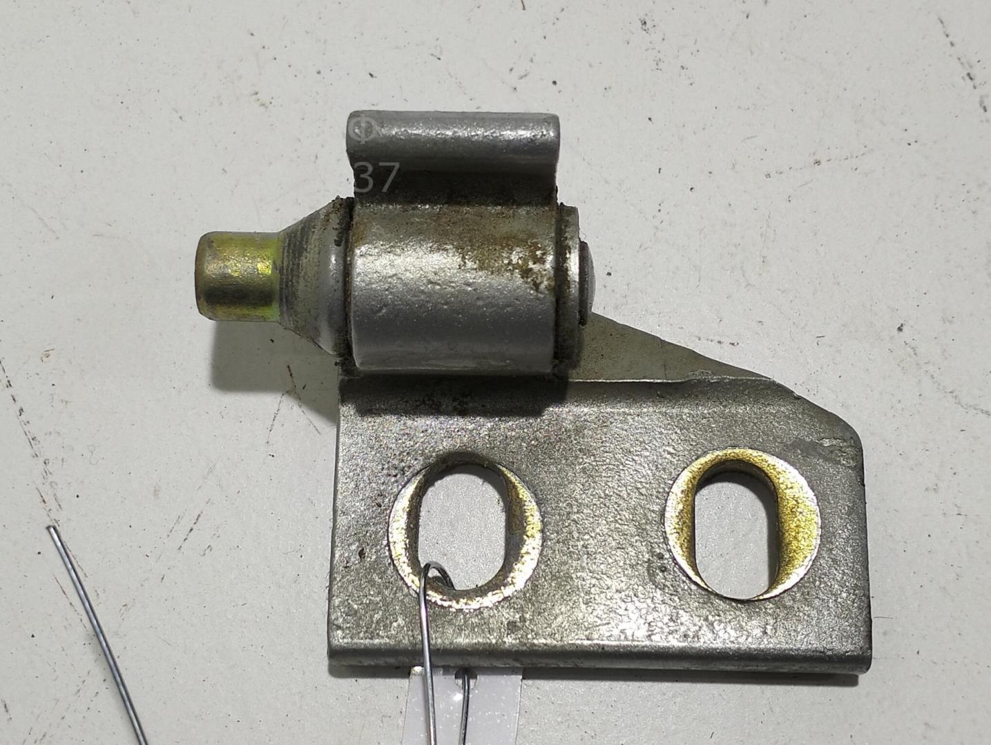 Петля двери