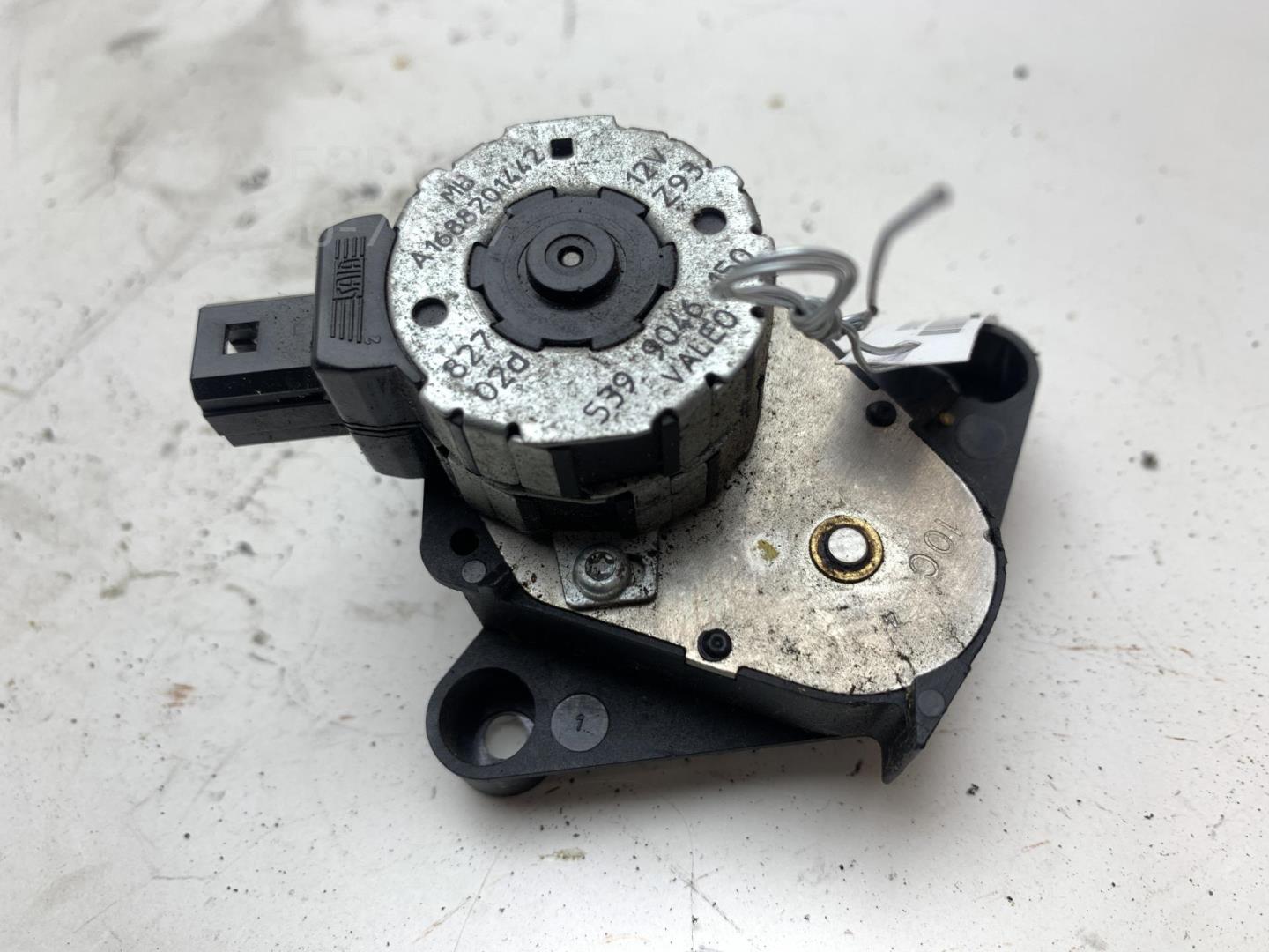 Моторчик заслонки печки