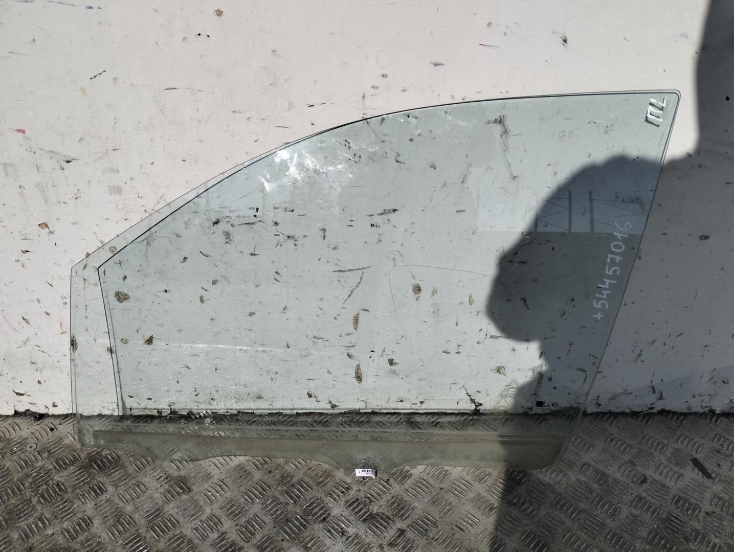 Стекло двери передней левой