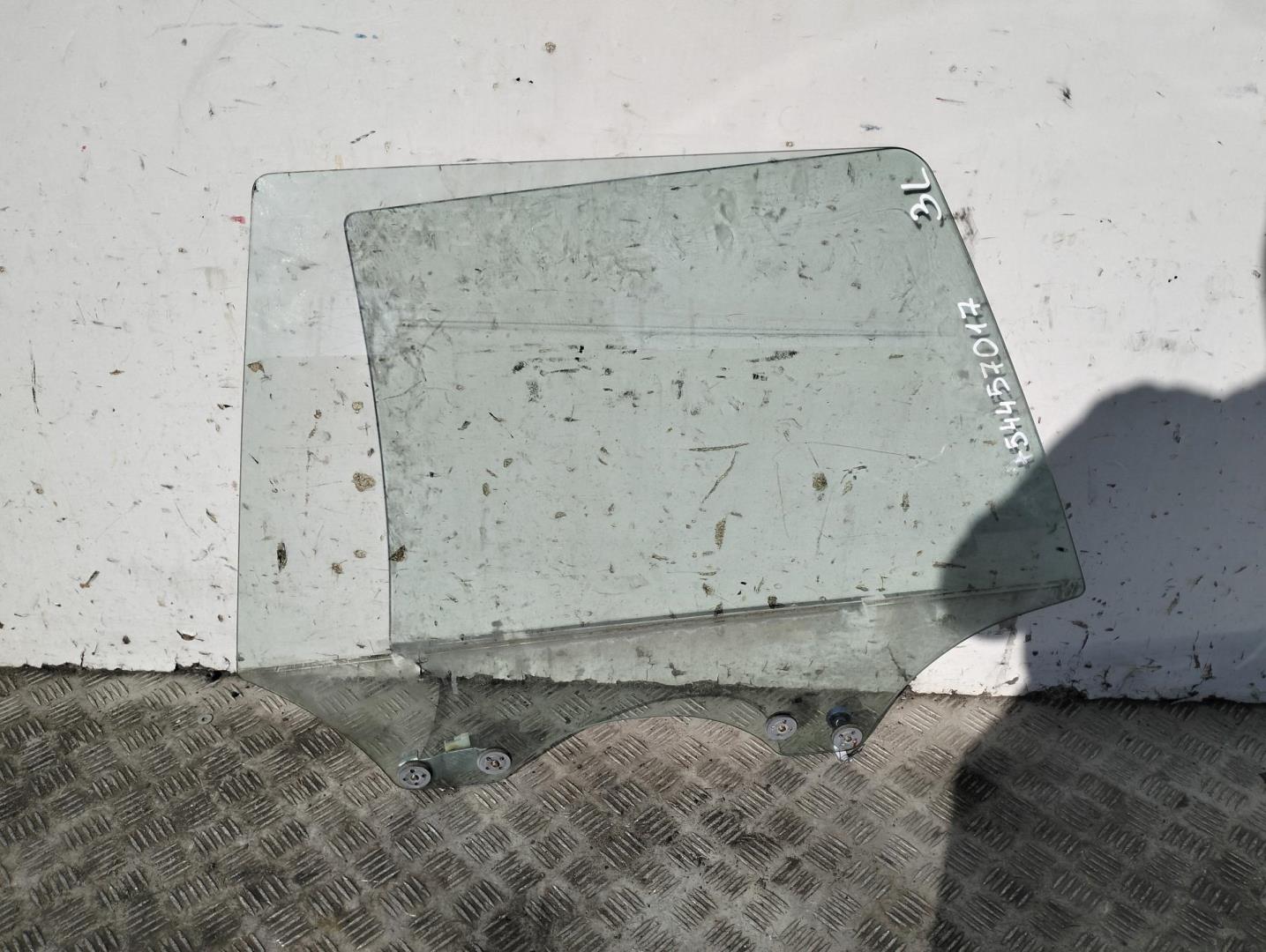 Стекло двери задней левой