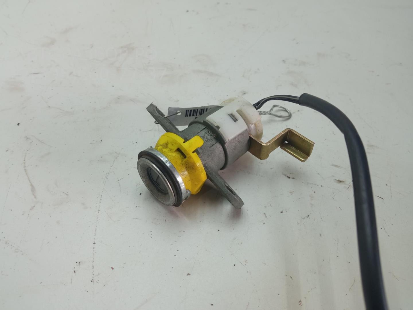 Вставка замка багажника