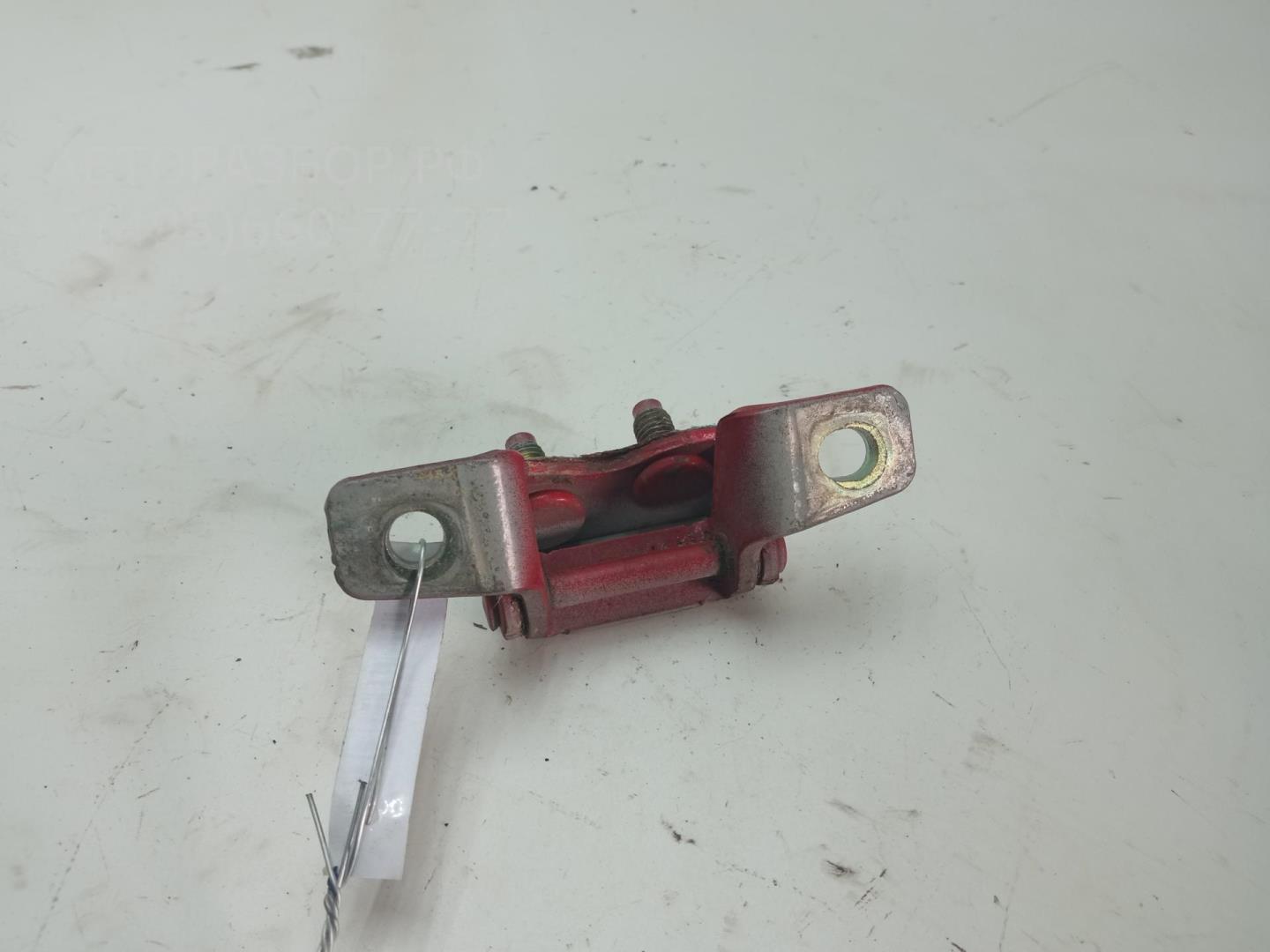 Петля крышки багажника