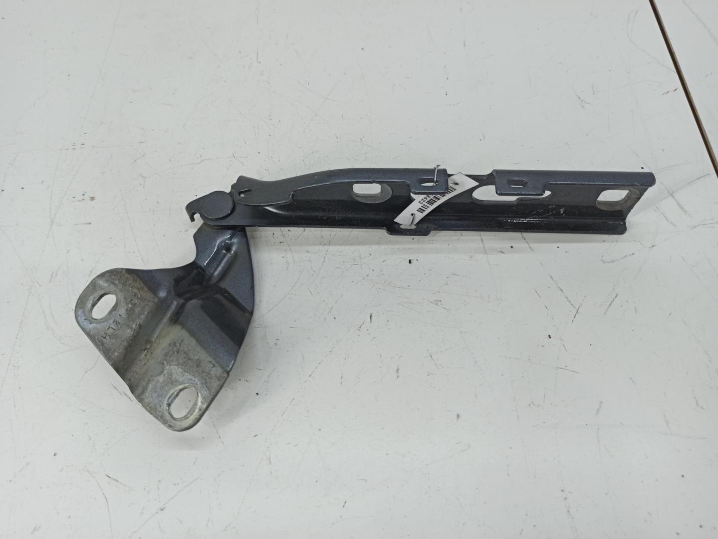 Петля капота левая