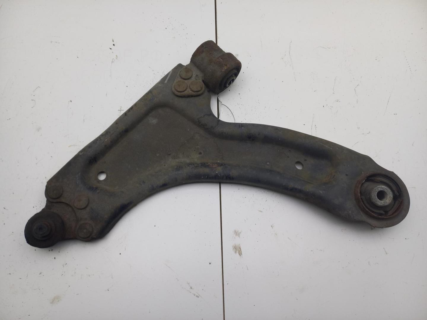 Рычаг передний левый