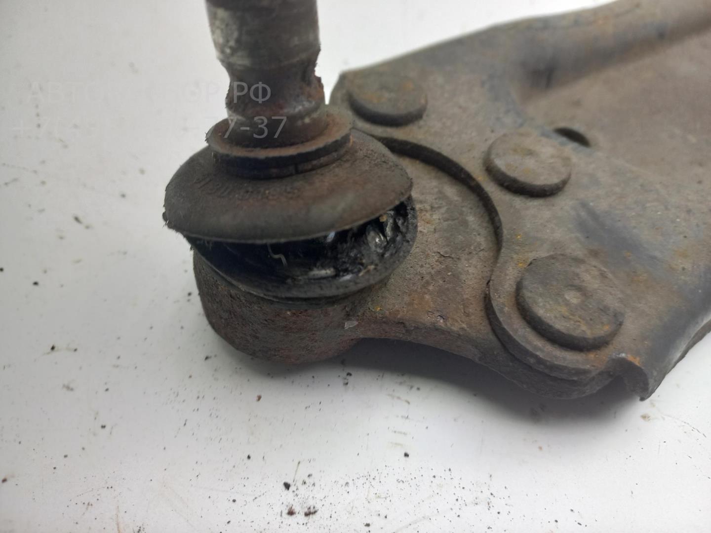 Рычаг передний левый