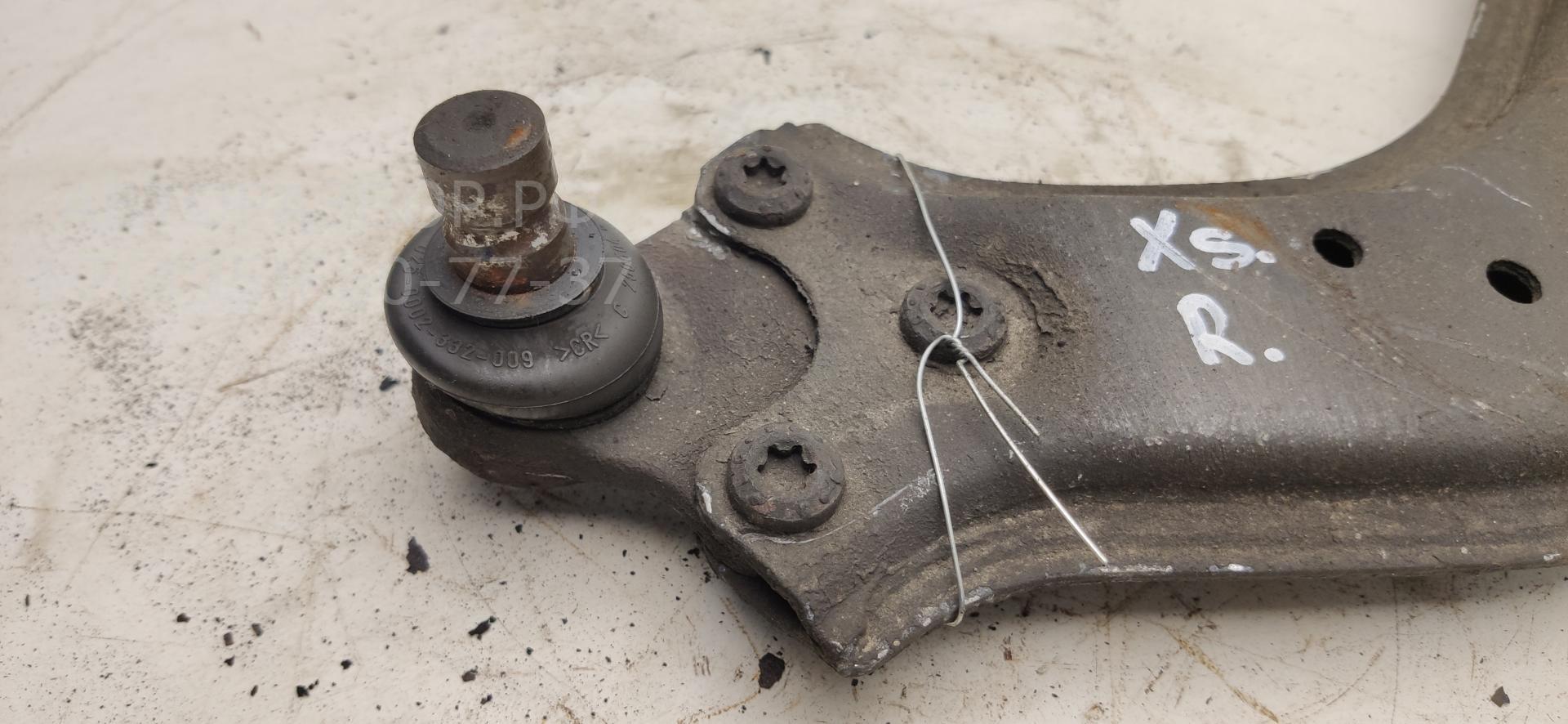 Рычаг передний правый