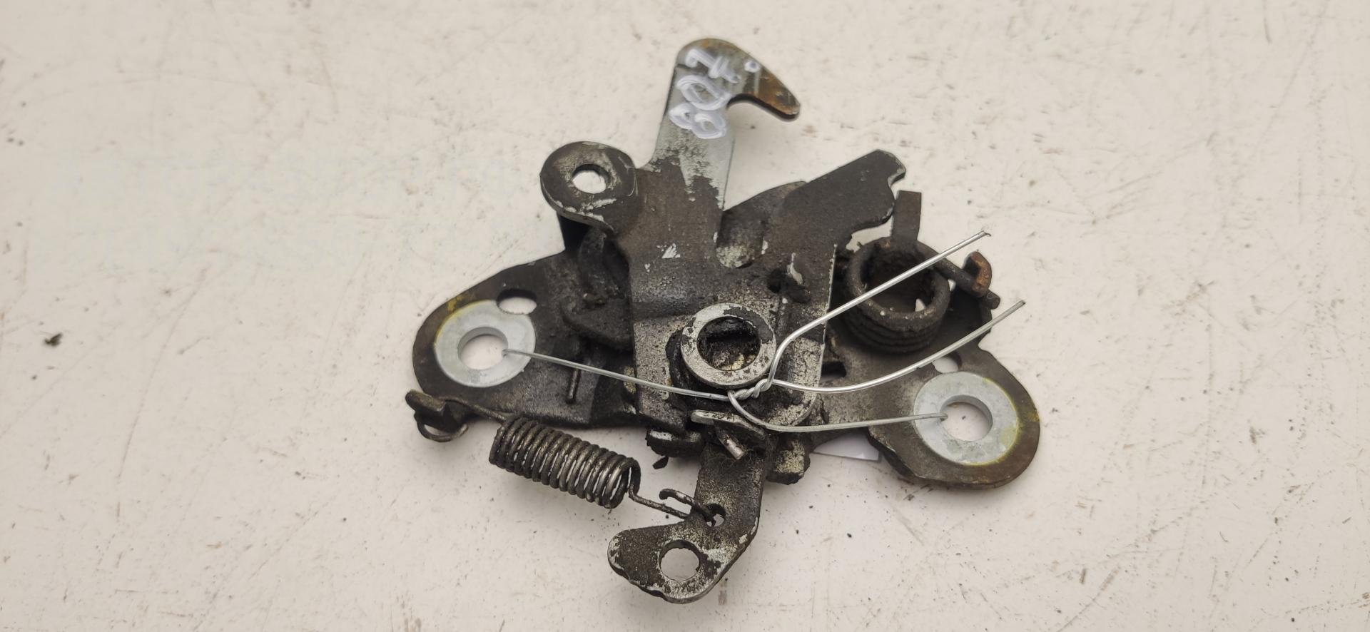 Замок капота