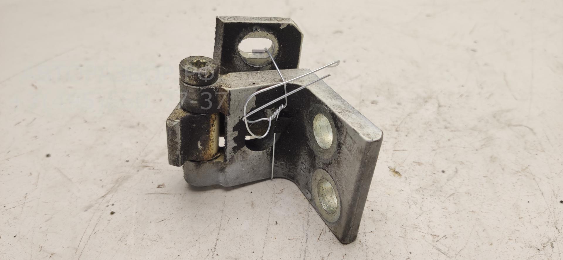 Петля двери