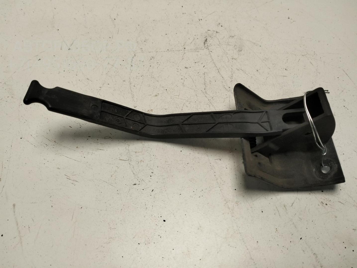 Замок капота