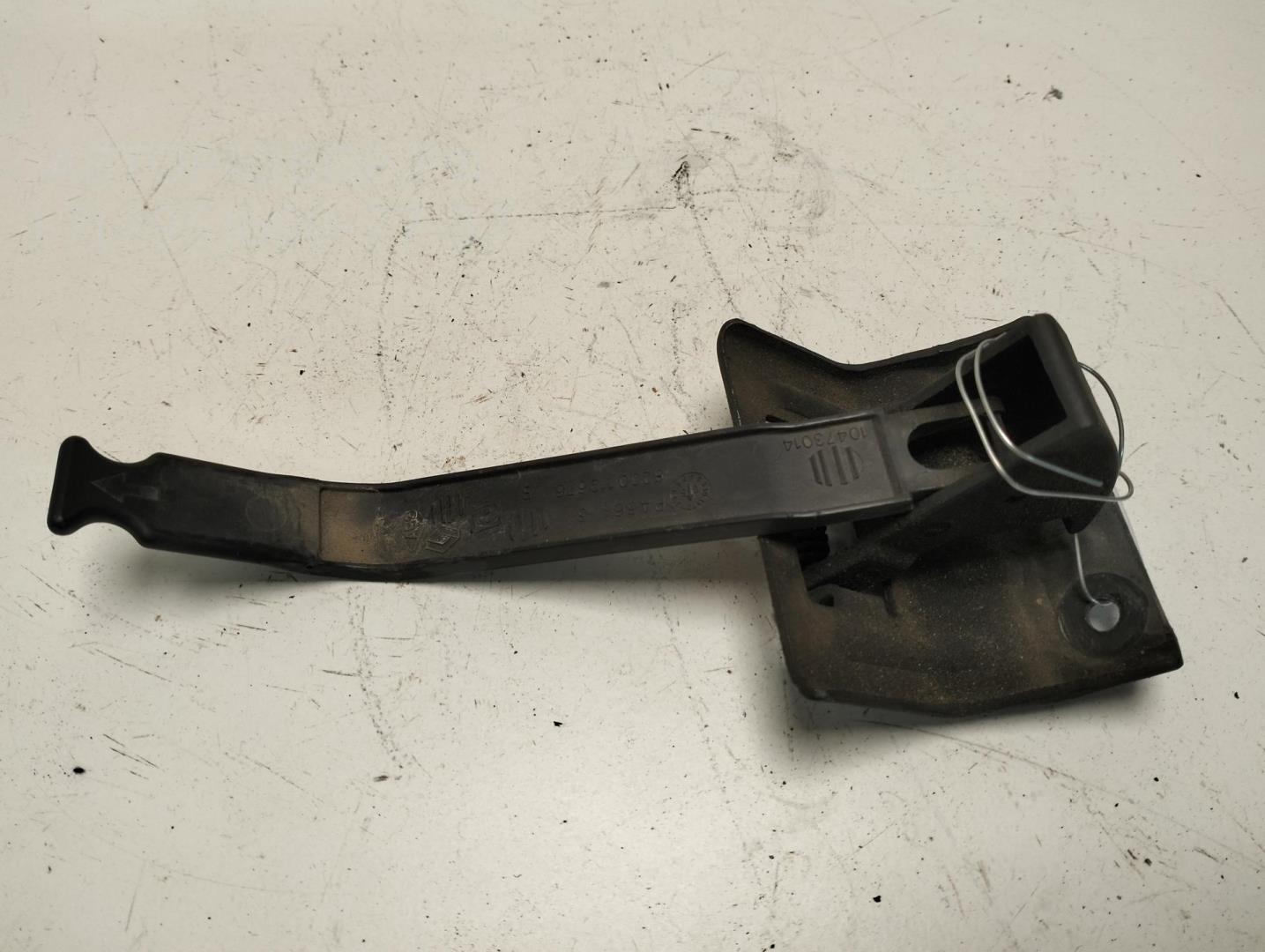 Замок капота