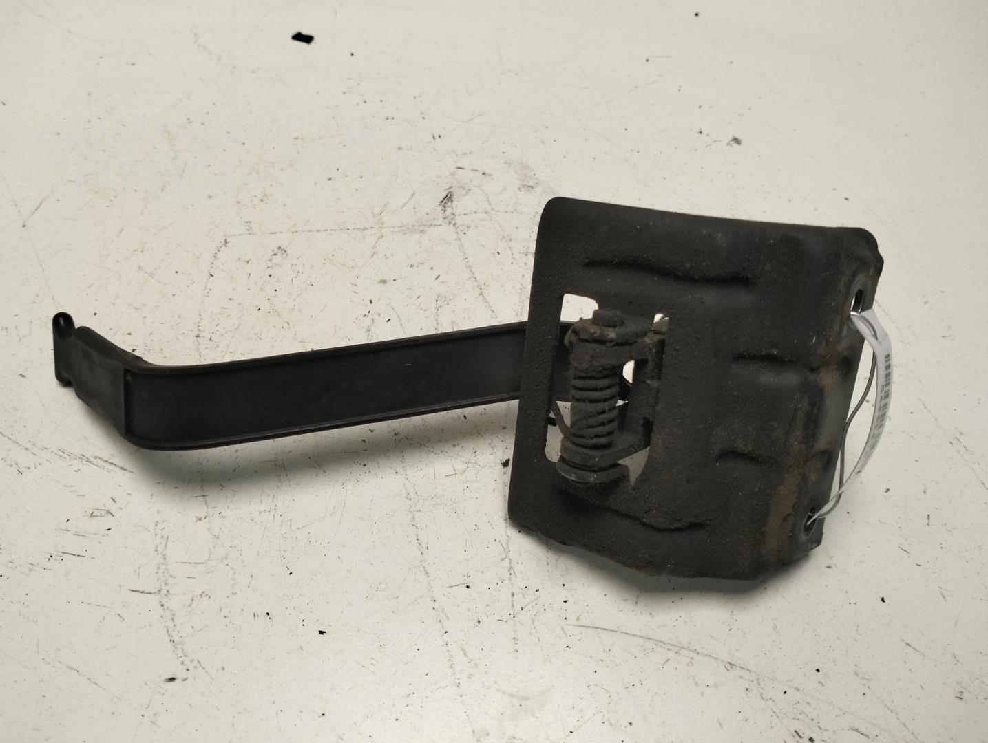 Замок капота