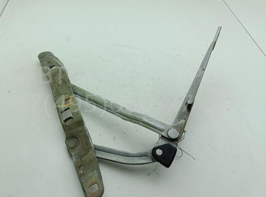 Петля крышки багажника