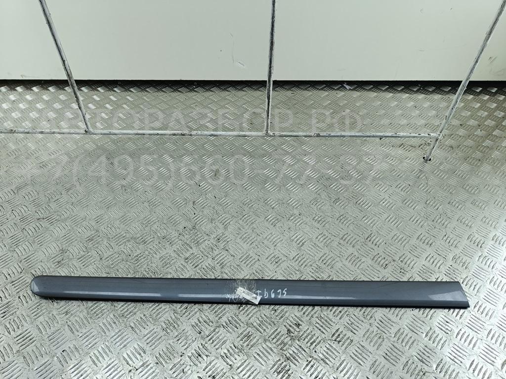 Накладка двери передней правой