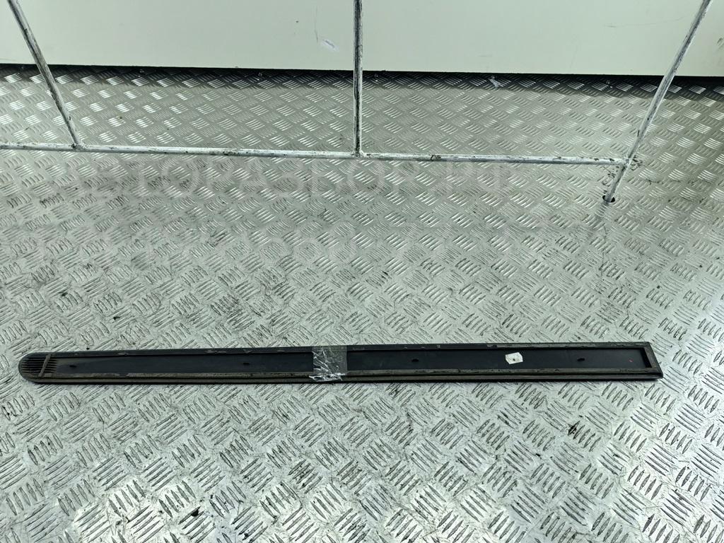 Молдинг двери передней левой